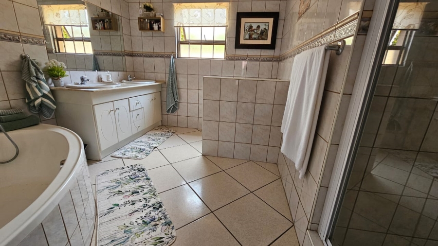 5 Bedroom Property for Sale in Boschdal North West